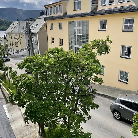 Apartamento With Free Parking 350 M From The Center Of *